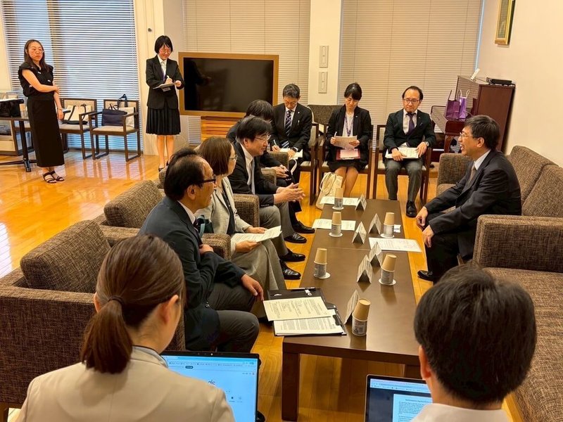 唐獎基金會2日發布新聞稿，執行長陳振川（右）7月中旬拜訪日本東北大學，強化防災科技國際交流。（唐獎基金會提供）中央社記者陳至中傳真　114年8月2日