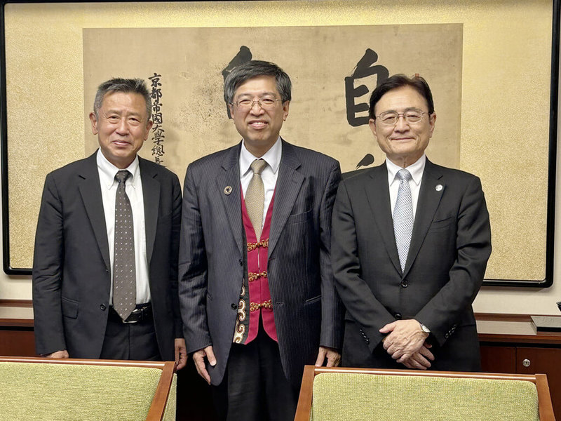 唐獎基金會2日發布新聞稿,執行長陳振川(中)7月中旬訪日,拜訪京都大學校長湊長博(右1)及副校長河野泰之(左1)。(唐獎基金會提供)中央社記者陳至中傳真 114年8月2日