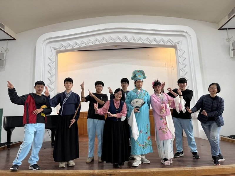 教育部2日發布新聞稿，介紹國民及學前教育署所轄學校的8位師鐸獎得主。台南一中教師董怡君（前中）首創博物館探究課程，鼓勵學生以藝術為橋梁，連結在地與世界，點亮一顆顆學習的心。（教育部提供）中央社記者陳至中台北傳真　114年8月2日
