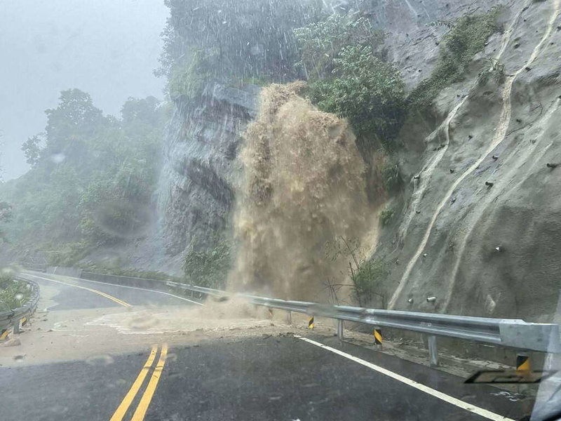 連日的大雨造成台3線嘉義段路況不佳,山壁沖下大水如瀑布。(大埔國中小校長陳育恬提供)中央社記者蔡智明傳真 114年8月2日