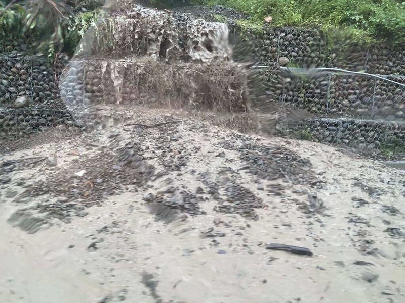 連日的大雨台3線嘉義段路況不佳,從山壁流下滾滾泥石。(大埔國中小校長陳育恬提供)中央社記者蔡智明傳真 114年8月2日