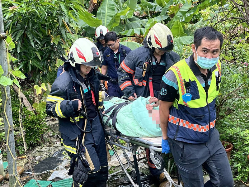 彰化縣彰化市患有失智症的78歲葉姓老翁失蹤3天，2日上午有民眾在竹和路附近竹林發現老翁躺臥地上，身體狀況穩定，警方獲報後趕往現場確認身分，並通知其家屬及救護單位，送醫檢查。（民眾提供）中央社記者鄭維真傳真 114年8月2日