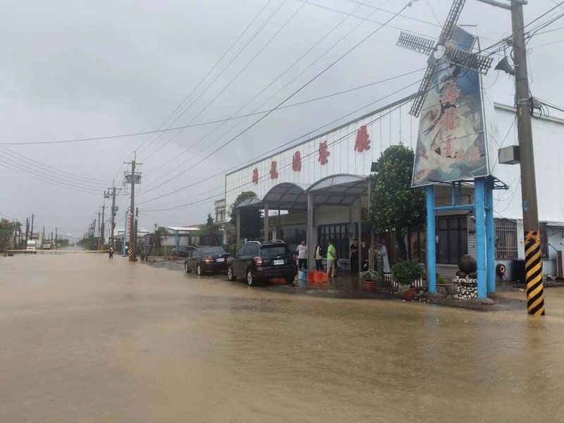 強降雨造成台17線118K+800至119K+300路段(嘉義縣東石鄉海龍園餐廳前)路面淹水,公路局2日公告該路段暫時封閉、禁止通行,以維安全。(臉書東石之美管理員成峻提供)中央社記者蔡智明傳真 114年8月2日
