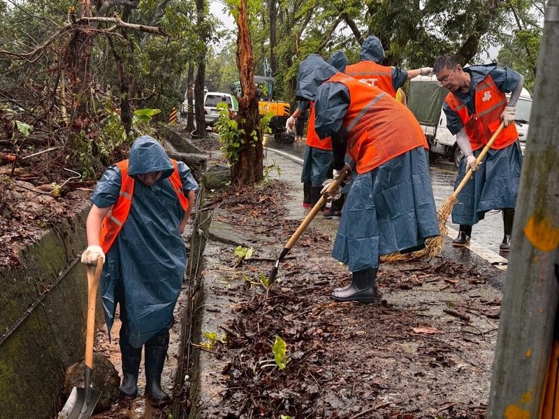 台南市連日豪大雨,民進黨中央黨部代理秘書長何博文2日率領近50名志工前往後壁、白河等災區協助救災重整。(民進黨中央黨部提供)中央社記者張榮祥台南傳真 114年8月2日