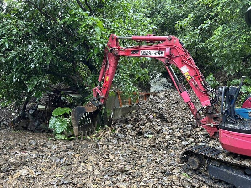 屏東縣三地門鄉口社村2日累積雨量突破470毫米,村內涵管被大量土石掩埋、道路被土石泥流覆蓋,經動用重機具協助移除,目前狀況已排除。(屏東縣政府提供)中央社記者李卉婷傳真 114年8月2日