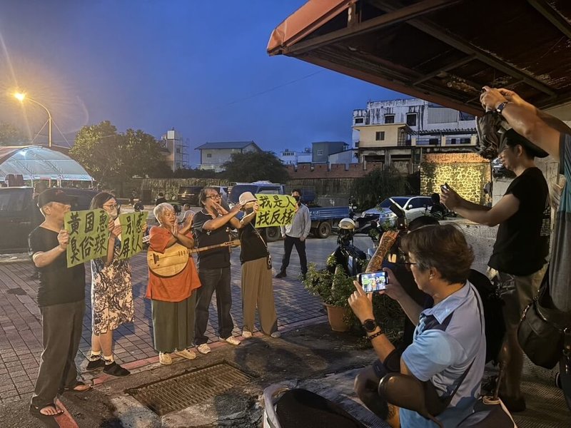 台灣民眾黨2日晚間在屏東縣恆春鎮西門廣場舉辦核三廠延役公投說明會,場外則有反核人士高舉「別惹屏東人」等標語到場抗議。(民眾提供)中央社記者李卉婷傳真 114年8月2日