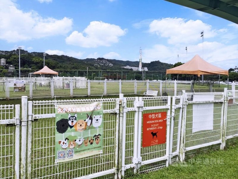 台北市動物保護處為讓狗活動區符合寵物使用需求,把文山區萬興狗活動區增設中型犬活動區,且已對外開放,盼可減少進入活動區內的毛孩因體型差異產生的緊張感。(北市動保處)中央社記者劉建邦傳真 114年8月2日