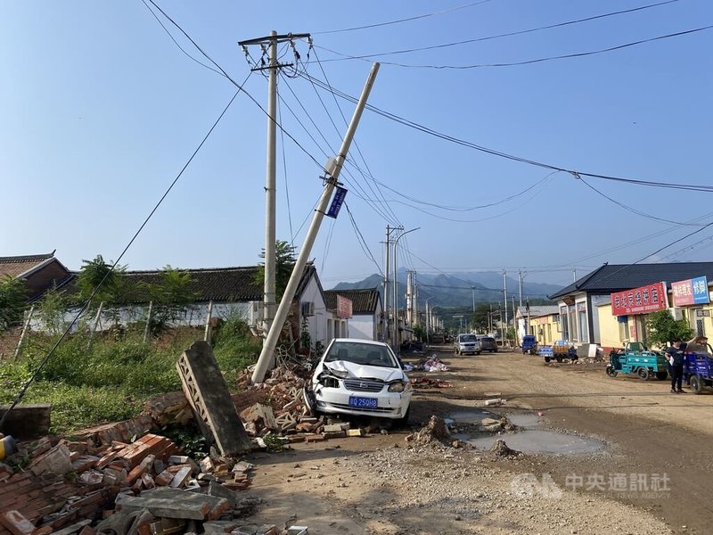 中國華東、華北、東北等地遭遇強降雨,造成重大災害。北京市密雲區太師屯鎮四處都是被洪水沖走受損的轎車。圖攝於8月1日。中央社記者謝怡璇北京攝 114年8月2日