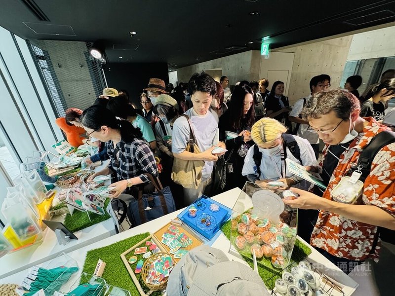 「We TAIWAN台灣文化in大阪.關西世博」2日在日本大阪起跑,「台灣光譜」上午開展前就吸引排隊人潮,原來都是為了搶購吉祥物a-We周邊商品。中央社記者楊明珠大阪攝 114年8月2日