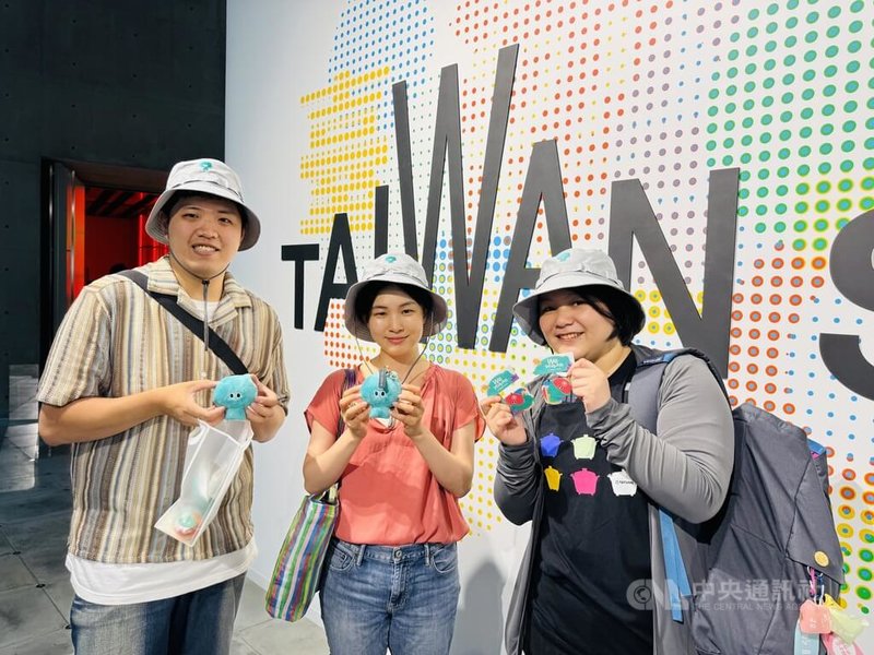 「We TAIWAN台灣文化in大阪.關西世博」2日在日本大阪起跑,王柔涵(中)和2名同樣來自台灣、現住大阪的朋友一同來排隊購買a-We周邊商品,買到帽子立刻高興地現場戴上。中央社記者楊明珠大阪攝 114年8月2日