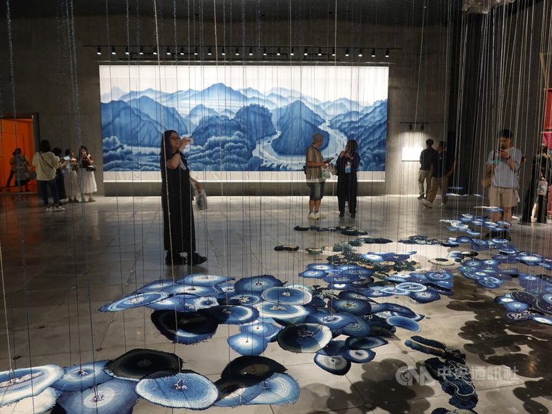 文化世博核心展覽「台灣光譜」2日起在大阪VS.(at GRAND GREEN OSAKA)展場展出。「光織自然」展區,展示藝術家陳景林從大自然取材的「染織工藝牆」與「台灣母親河」。圖為藝術家楊偉林從自然環境中汲取靈感的「洄遊」。中央社記者楊明珠大阪攝 114年8月2日