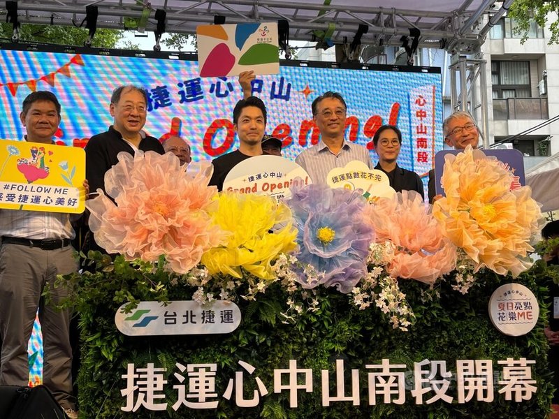 台北市長蔣萬安(前中)2日下午出席心中山南段線形公園開幕儀式時表示,未來將以線形公園串聯至台北車站為目標,持續努力溝通。中央社記者陳昱婷攝 114年8月2日