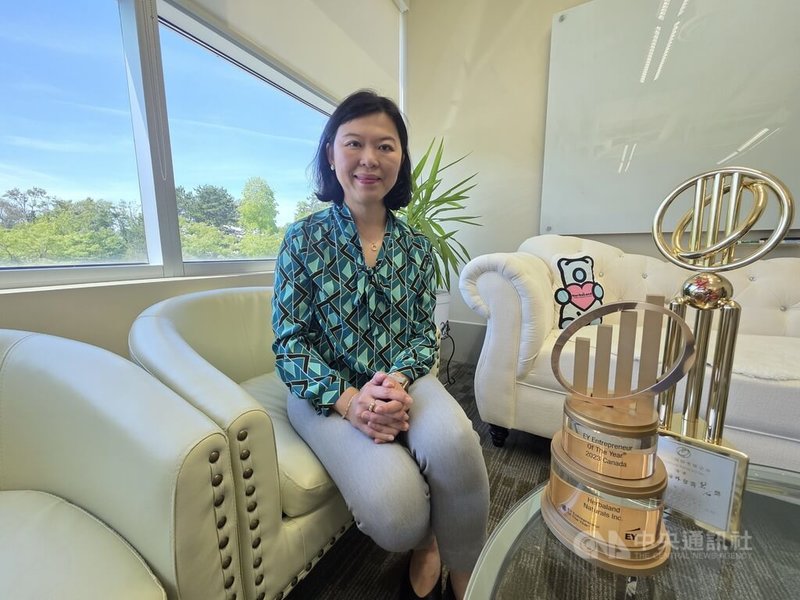 創立禾寶藍的楊秀偉獲獎無數,曾獲台灣「海外磐石獎」,也榮獲被商業界喻為是奧斯卡殊榮的「安永企業家獎」,是首位加拿大第一代華人移民榮獲此桂冠。由於她積極分散市場,並成功塑造加拿大優質品牌的鮮明形象,美國的關稅危機反成為禾寶藍的新契機。中央社記者程愛芬溫哥華攝 114年8月2日