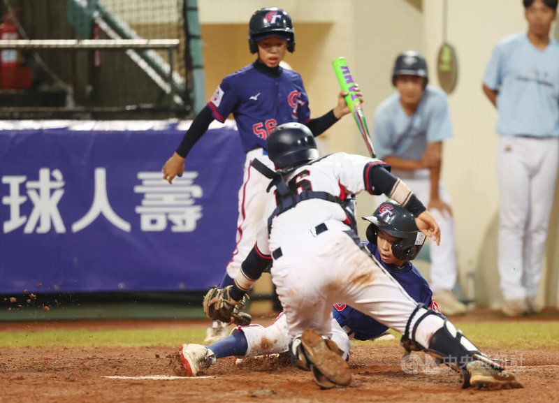 U12世界盃棒球賽台灣隊2日複賽最後一戰與韓國隊打到延長賽9局才分勝負,台灣小將林楷宸(中下藍衣者)9局時把握韓國投手暴投機會,衝回本壘得分。中央社記者張新偉攝 114年8月2日