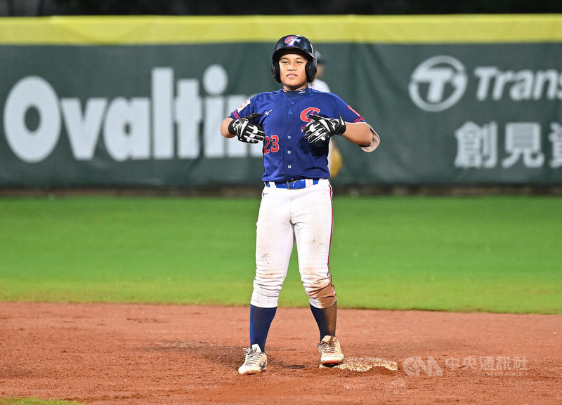 U12世界盃棒球賽台灣隊2日複賽最終戰交手韓國隊,胡誠恩(圖)3局敲出2分砲助隊取得領先,延長賽8局跑出內野安打、9局再敲2分打點安打,成功助隊以11比5拿勝。他說,很感動大家都沒有放棄、沒有抱怨。中央社記者張新偉攝 114年8月2日