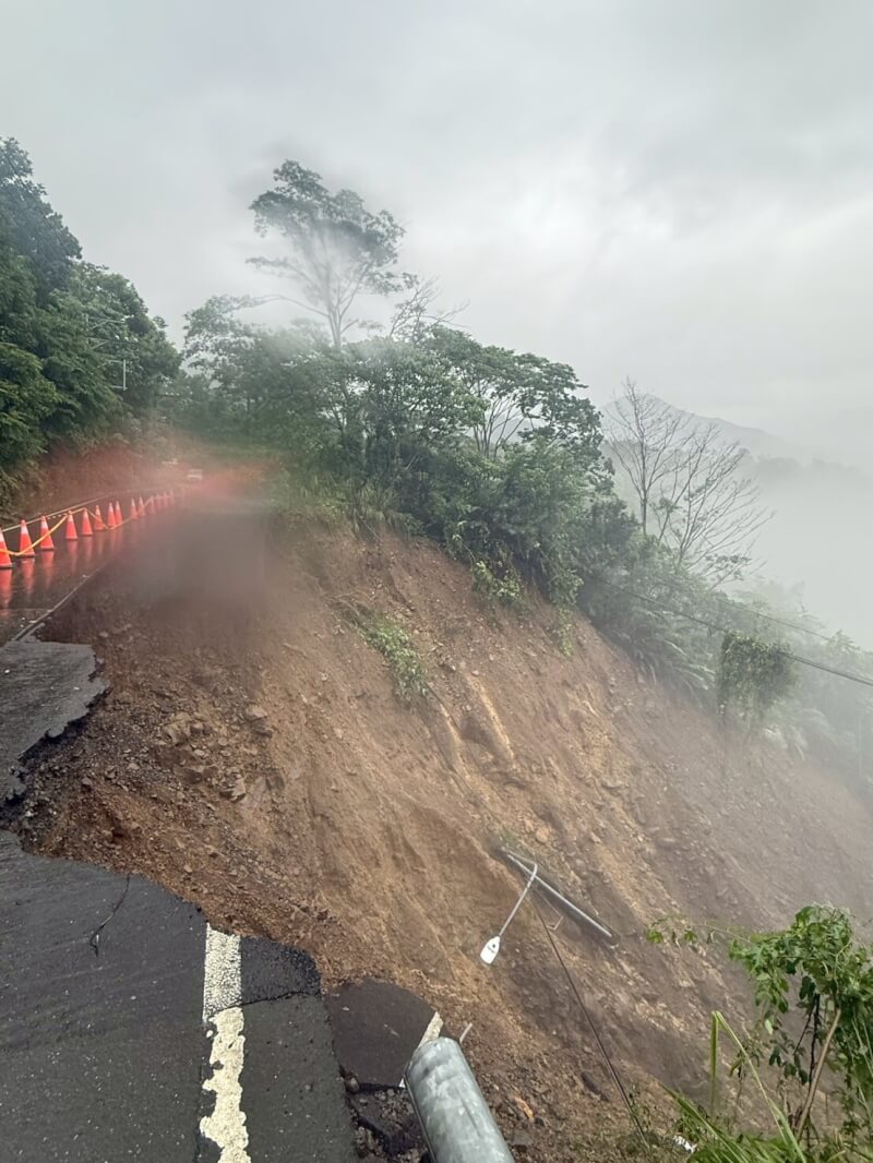 台20線南橫公路日前有車輛墜谷,李姓一家5口疑均罹難。搜救人員先找到潘姓少女遺體和其他人遺骸,也找到疑墜谷車輛,但車內未尋獲遺骸。2日上午因山區降雨,只得暫停搜救。(高市消防局提供)中央社記者洪學廣傳真 114年8月2日