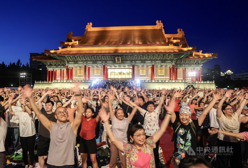 「2025國泰雲門隨行吧 雲門戶外公演」2日晚間在台北國家兩廳院藝文廣場舉行,正式開始前,雲門舞者帶領現場觀眾伸展筋骨,準備欣賞演出。中央社記者裴禛攝 114年8月2日