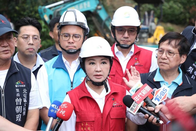 美國公布對台關稅20%,台中市長盧秀燕(前中)2日前往北屯區勘災時接受媒體聯訪表示,因為國際談判非常不容易,大家要給政府做後盾,不要自亂陣腳。(台中市政府提供)中央社記者郝雪卿傳真 114年8月2日