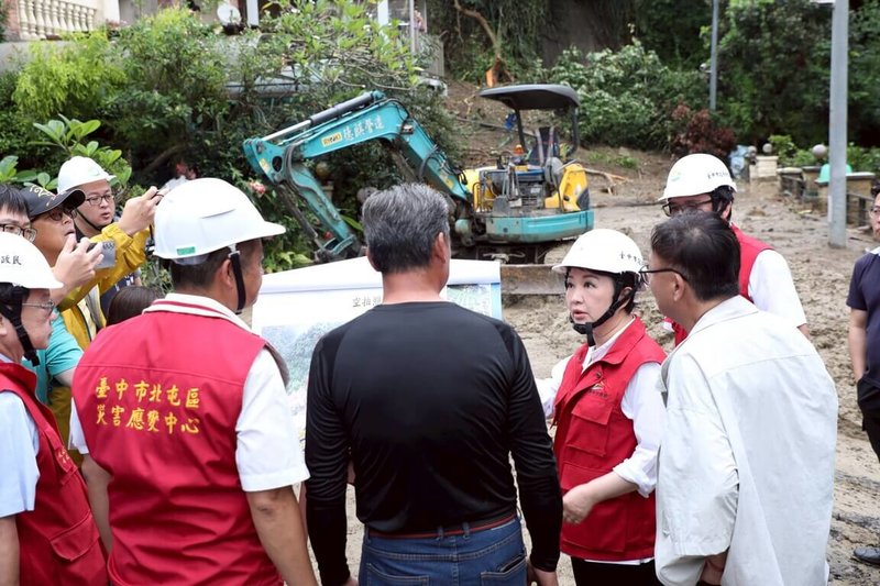 台中連日降下豪雨,多地發生土石崩落與道路阻斷災情,市長盧秀燕(右2)2日分別前往北屯、石岡等遭滑落土石波及民宅勘災,指示市府相關單位儘速復建。(台中市政府提供)中央社記者郝雪卿傳真 114年8月2日