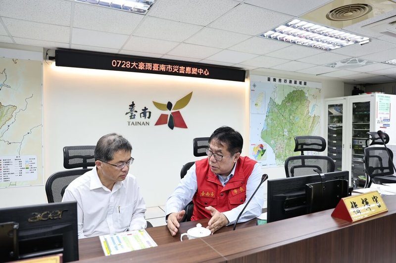 台南市2日持續出現強降雨、多處淹水。市府目前完成15區34里共695人撤離,封閉26個路段及19座橋梁;台南市長黃偉哲(右)、行政院顧問李孟諺(左)則在災害應變中心聽取災情彙報,指示加強應變作為。(台南市政府提供)中央社記者張榮祥台南傳真 114年8月2日