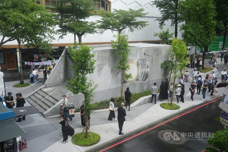 台北市「心中山站南段線形公園」歷經2年多整建,在今年夏天以全新姿態登場,附近商場眾多,假日吸引民眾聚集。中央社記者徐肇昌攝 114年8月2日
