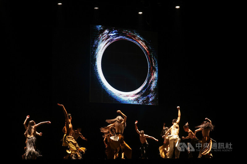 雲門舞集戶外公演邁入第30年,2日晚間在台北國家兩廳院藝文廣場為民眾送上藝術總監鄭宗龍與冰島樂團 席格若斯(Sigur Rós)共創作品「毛月亮」。中央社記者裴禛攝 114年8月2日