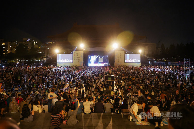 雲門舞集戶外公演30週年,兩廳院藝文廣場2日聚集超過3萬5000人觀看舞作「毛月亮」,演出結束後舞者並邀請民眾共舞,將廣場變身「全民大舞池」,一同隨節奏律動。中央社記者裴禛攝 114年8月2日