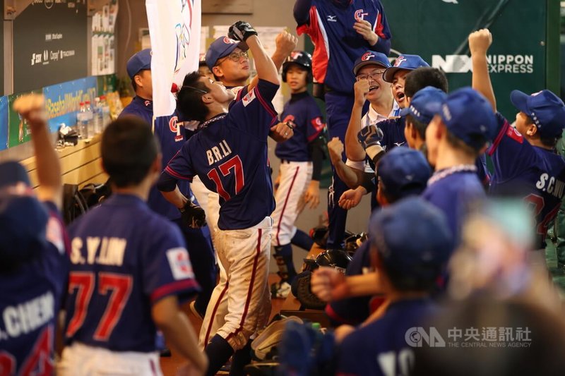 U12世界盃棒球賽在台南,台灣隊2日晚間複賽交手韓國隊,雙方比數一路緊咬至延長賽,台灣小將9局上半把握機會灌進7分,讓全隊都士氣大振。中央社記者張新偉攝 114年8月2日