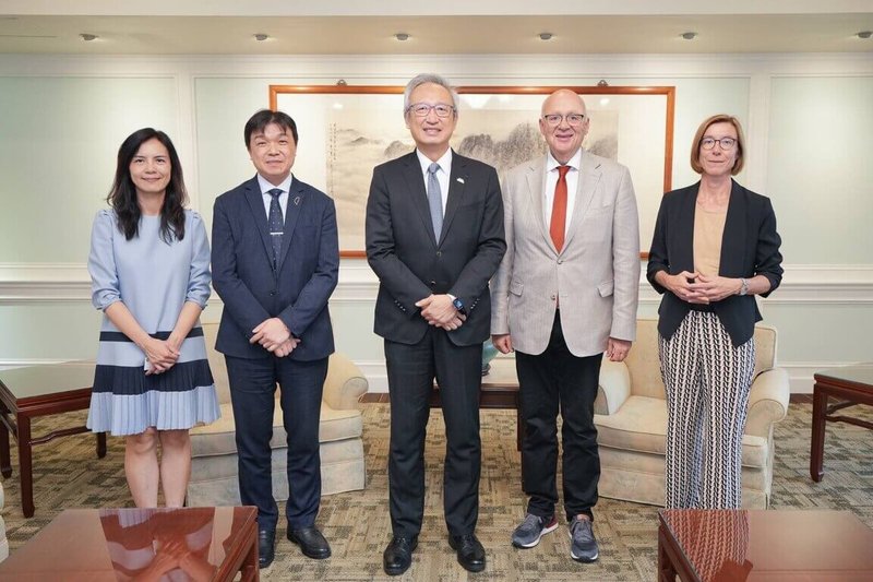 外交部政務次長吳志中(中)1日與德國國會外委會議員拉德萬(右2)會面。(外交部提供)中央社記者吳書緯傳真 114年8月2日