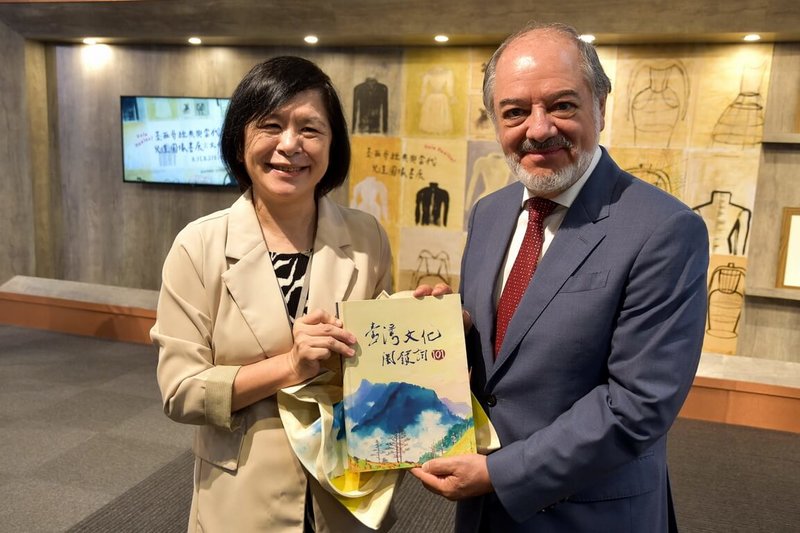 國立台灣圖書館即日起推出Hola Mexico! 墨西哥經典與當代兒童圖像書展,國台圖館長曹翠英(左)在1日開幕式中特別感謝墨西哥商務簽證文件暨文化辦事處處長托瑞斯(Martin Torres)的支持。(國立台灣圖書館提供)中央社記者黃旭昇新北市傳真 114年8月2日
