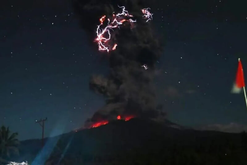 印尼最活躍火山之一勒沃托比火山男峰連續第2天噴發,1日凌晨將夾雜火山物質與火山灰的煙柱噴到1萬8000公尺高空。(安塔拉通訊社)