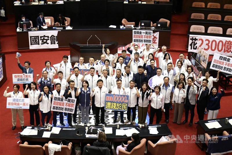 圖為立院7月11日三讀通過特別條例。(中央社檔案照片)
