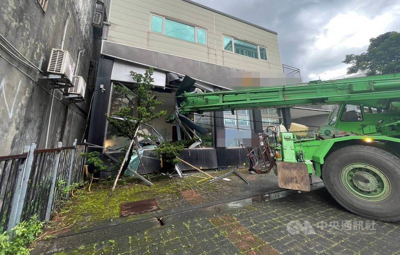 1輛大型吊車2日行經台北市南港路三段一帶時，疑因煞車失靈先是衝撞路燈後又撞毀民宅1樓窗戶，最終卡在人行道上，駕駛酒測值為零，詳細肇事原因仍待查。（翻攝畫面）中央社記者劉建邦傳真  114年8月2日