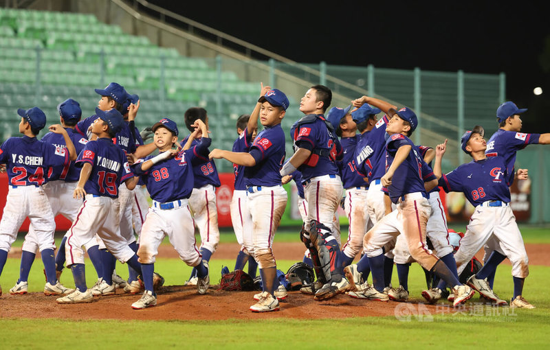 U12世界盃棒球賽台灣隊2日複賽與韓國隊打到延長賽9局,最終以11比5搶勝,其中胡誠恩(前中)全場貢獻4分打點。中央社記者張新偉攝 114年8月2日
