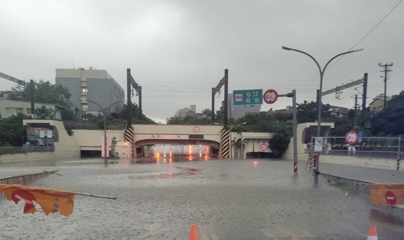西南氣流影響,台南市2日凌晨4時起明顯降雨,逾1/3行政區時雨量逾40毫米,市區小東、四維、東寧地下道緊急封閉。(台南市警局提供)中央社記者張榮祥台南傳真 114年8月2日