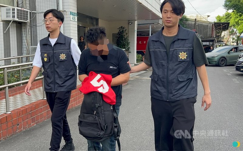 陳姓女子誤信假投資廣告遭詐，經警方說明才發覺遇上詐騙，隨即配合警方誘捕取款的管姓車手（中）。新北警方2日表示，管男被依加重詐欺與洗錢防制法移送，法院裁定收押。（翻攝畫面）中央社記者黃旭昇新北市傳真  114年8月2日
