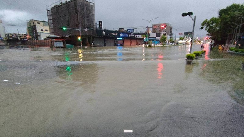 西南氣流影響,台南2日明顯降雨,永康區時雨量逾100毫米,部份區域排水不及,淹水嚴重。(台南市議員黃肇輝提供)中央社記者張榮祥台南傳真 114年8月2日