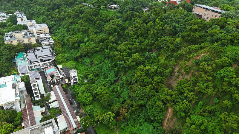 國立彰化師範大學2日通報進德校區宿舍後方有土石滑落，消防局獲報派員查看後，認為無明顯立即危害，請校方持續觀察。（彰化縣政府提供）中央社記者鄭維真傳真　114年8月2日
