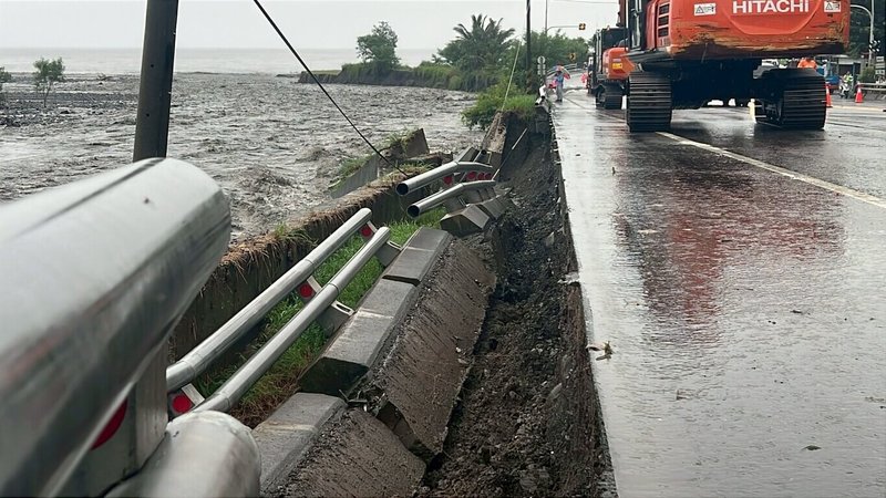 台東南迴地區持續下雨,大竹溪暴漲並改道沖刷南迴公路大溪段北上車道,2日部分路基坍方,公路局對北上車道交通管制,並緊急堆消波塊,減緩沖刷。(民眾提供)中央社記者盧太城台東傳真 114年8月2日