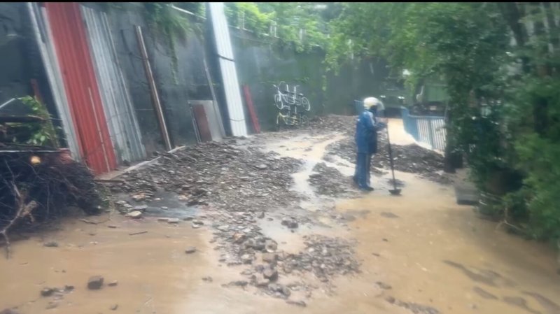 大雨不斷,屏東縣三地門鄉口社村雨量破470毫米,村內涵管被大量土石塞住,道路被土石及泥流覆蓋。(讀者提供)中央社記者李卉婷傳真 114年8月2日