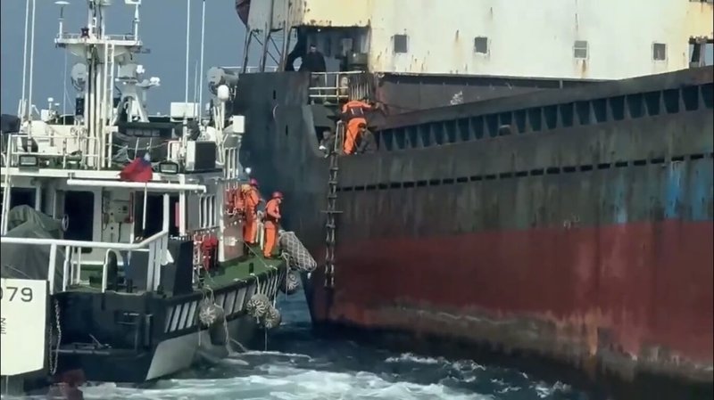 海巡署2日針對媒體報導引用審計部報告指海巡艦艇人力不足案,特別澄清表示,現行艦艇人力均符合「艦船艇人力運用規劃及裝備攜行基準要點」,整體艦艇人力運用無虞。圖為海巡人員海上執勤畫面。(海巡署提供)中央社記者劉建邦傳真 114年8月2日