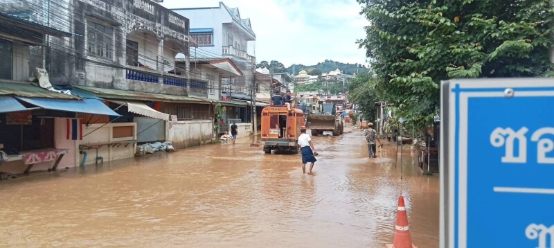 颱風薇帕帶來的豪雨在泰國12個府釀成淹水災情,道路成河。(圖取自facebook.com/DDPMNews)