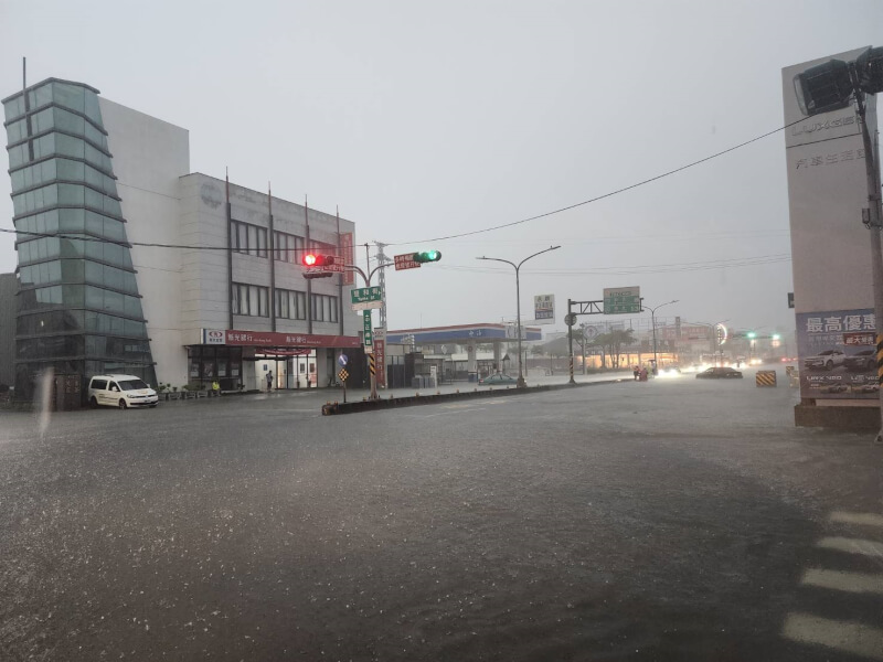台南清晨下起大雨,永康中正南路鹽和街口出現積淹水。(消防局提供)