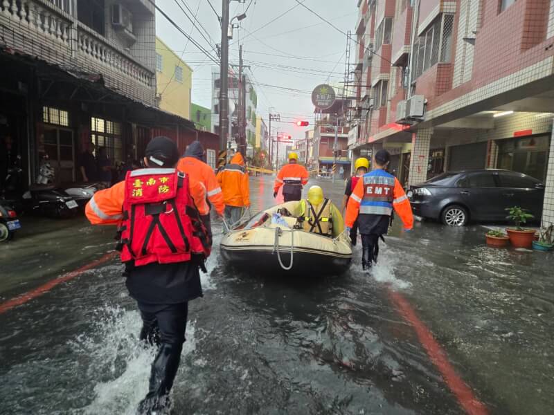 台南市消防局2日上午出動小艇進入安定區撤離需洗腎男子。(台南市消防局提供)中央社記者張榮祥傳真 114年8月2日