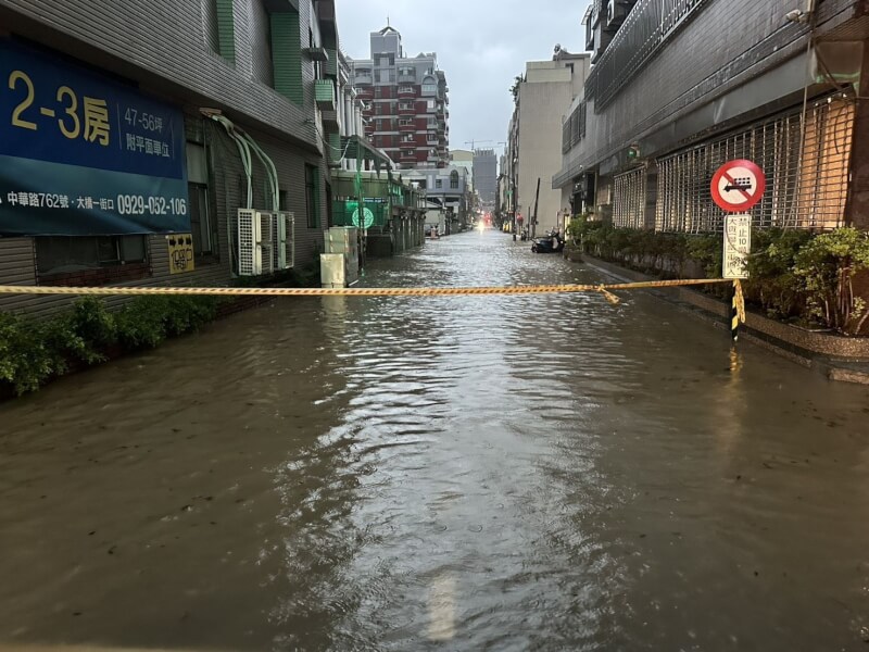 西南氣流影響,台南市2日凌晨4時起明顯降雨,逾1/3行政區時雨量逾40毫米,部份街道淹水封鎖,禁止車輛通行。(台南市警局提供)中央社記者張榮祥台南傳真 114年8月2日