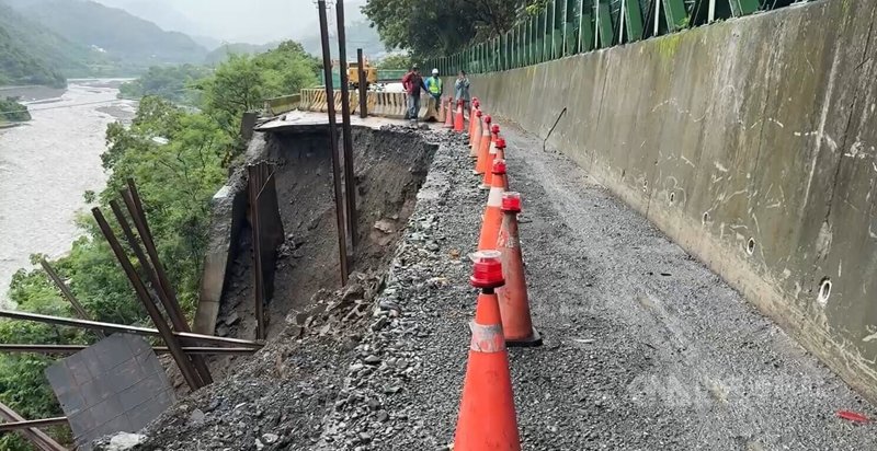 台東雨勢未歇,南迴地區7月總雨量1851.5毫米,打破大武氣象站設站86年以來的7月累積雨量最高紀錄,也為台東極端氣候再添一筆紀錄,造成不少災情。圖為7月30日達仁鄉土坂村聯外道路坍方。中央社記者盧太城台東攝 114年8月2日