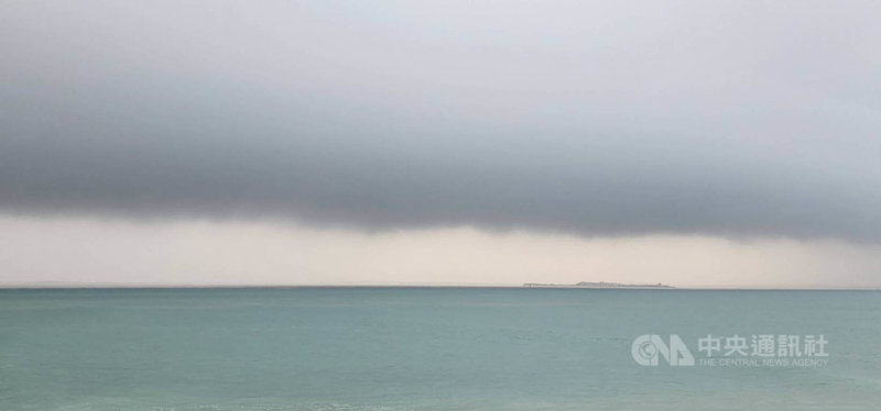 澎湖地區2日籠罩在西南氣流線狀對流環境,清晨6時起飄雨,除馬公雨勢不斷,其他5鄉在3小時的累積雨量都超過50毫米。中央社 114年8月2日