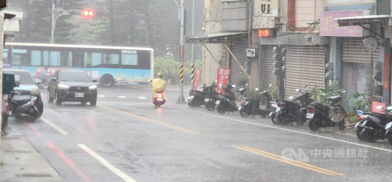受西南氣流影響,澎湖地區2日雷雨交加,澎湖機場取消台澎航線14個航班,包括台北市和高雄市往返澎湖縣各6航班、台中市往返澎湖2航班;馬公市時雨量近40毫米,雨勢不停。中央社 114年8月2日