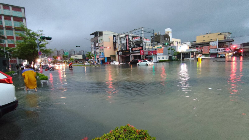 西南氣流影響台南2日明顯降雨，永康區時雨量逾100毫米，部份區域排水不及淹水嚴重。（台南市議員黃肇輝提供）中央社記者張榮祥台南傳真 114年8月2日