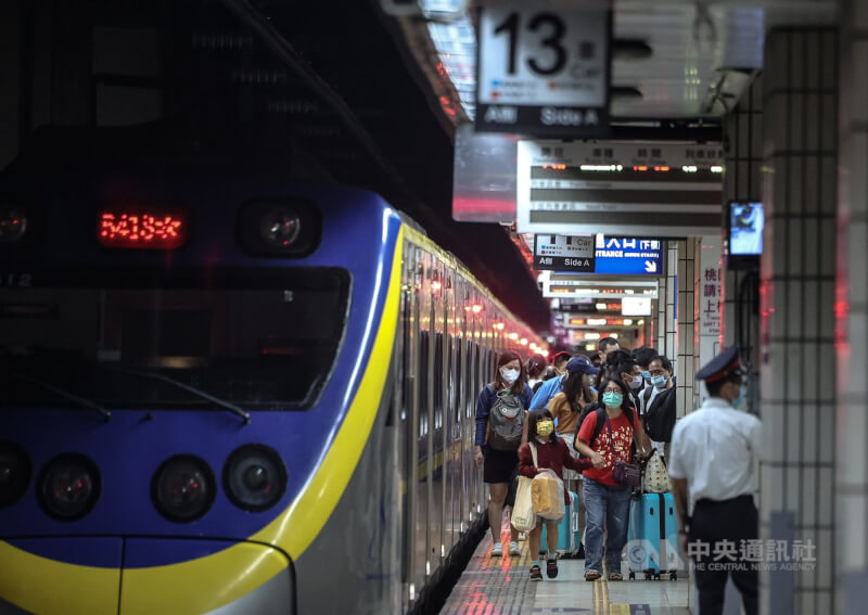圖為台鐵台北車站月台。(中央社檔案照片)